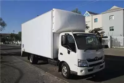 Box Trucks 815AMT 2014