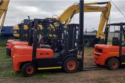 Forklifts New FD25 2.5 Ton 3 stage 4,5m mast 2020