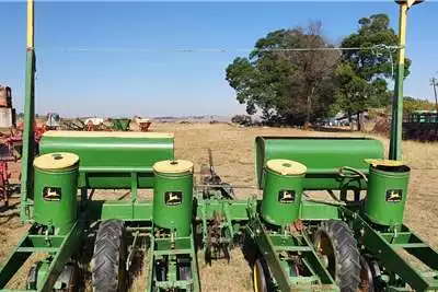 John Deere Planting and seeding equipment Row planters 7000 for sale by Sturgess Agriculture | AgriMag Marketplace