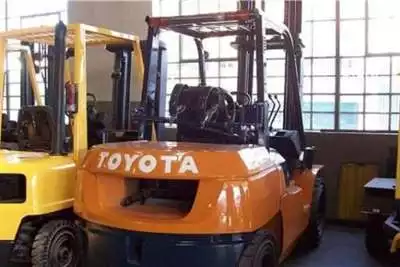 Forklifts Toyota 7-SERIES 2005