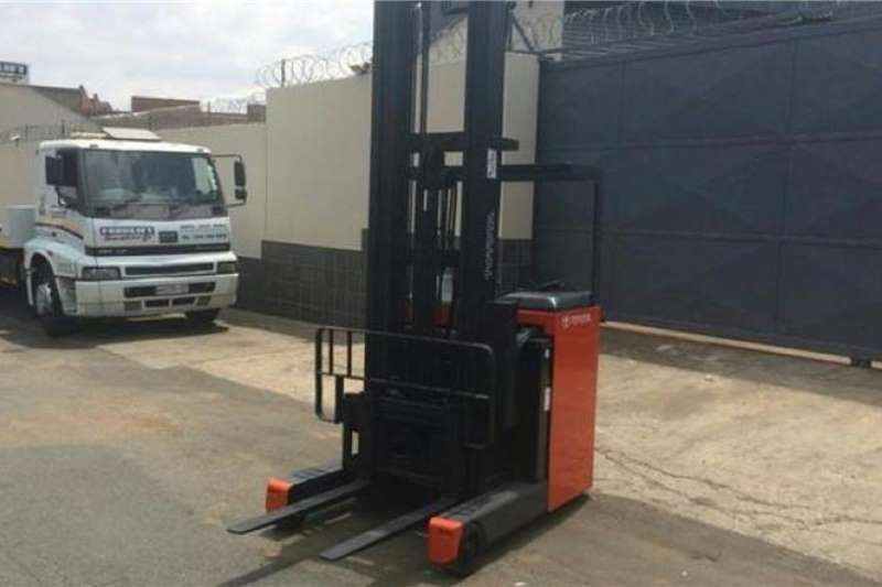 Toyota Forklifts Electric forklift Toyota ELECTRIC REACH TRUCK
