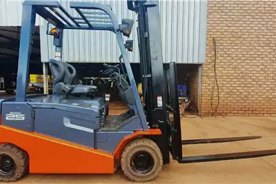 Forklifts 2.5 TON 2015