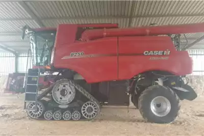 Harvesting Equipment Case 8250 Axial Flow Combine with Tracks 2019
