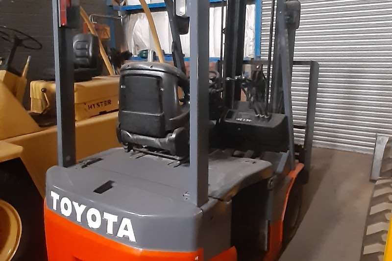 Toyota Forklifts Electric forklift Toyota 8FBN Electric 4 Wheeler