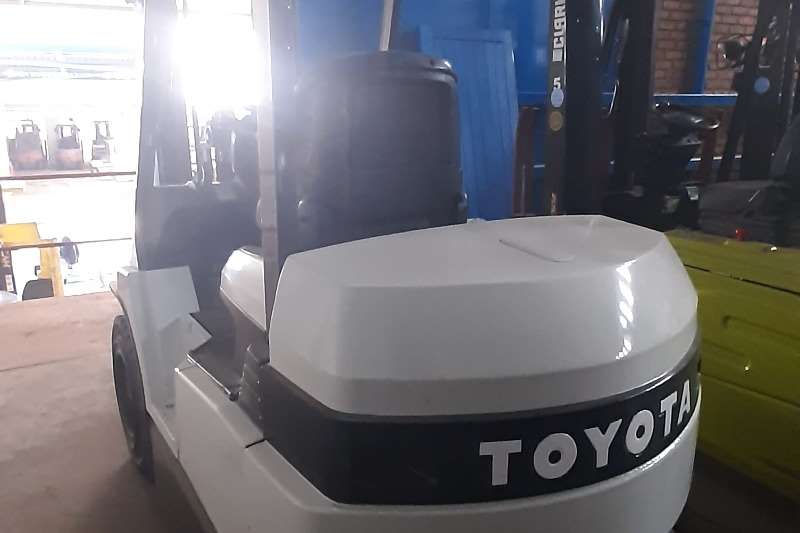 Toyota Forklifts Electric forklift 7FBH30