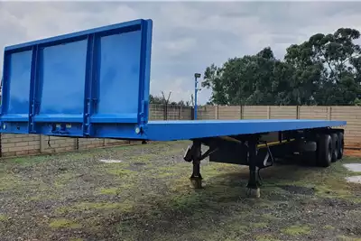 Trailers 13.5m + container locks + pole pockets 2017