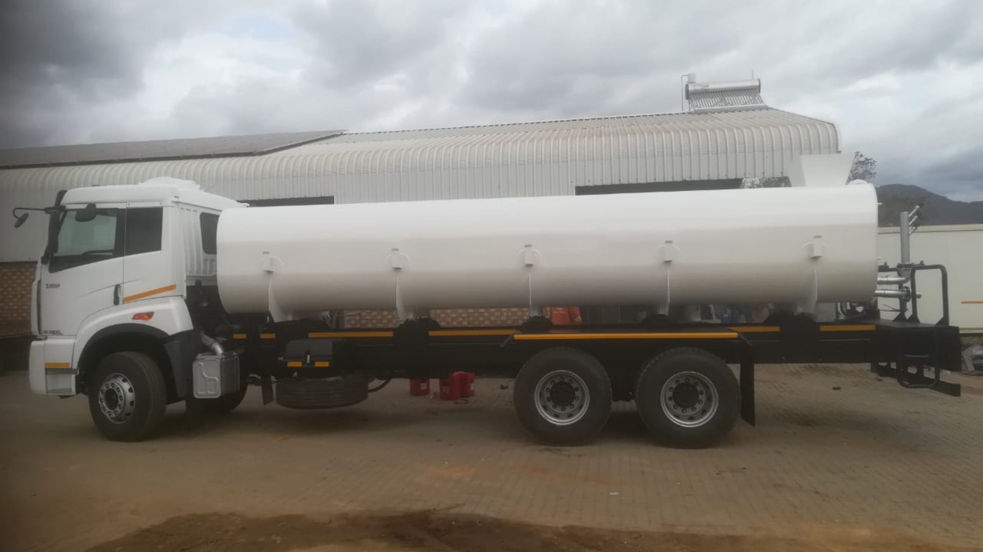 FAW Water bowser trucks J5N 28.290 FL double Axle Water Bowser 2023 for sale by Highveld Commercial Vehicles | Truck & Trailer Marketplace