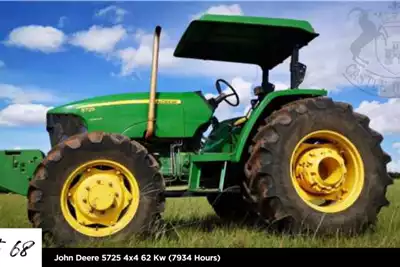 Tractors John Deere 5725 4x4 62 Kw (7934 Hours)