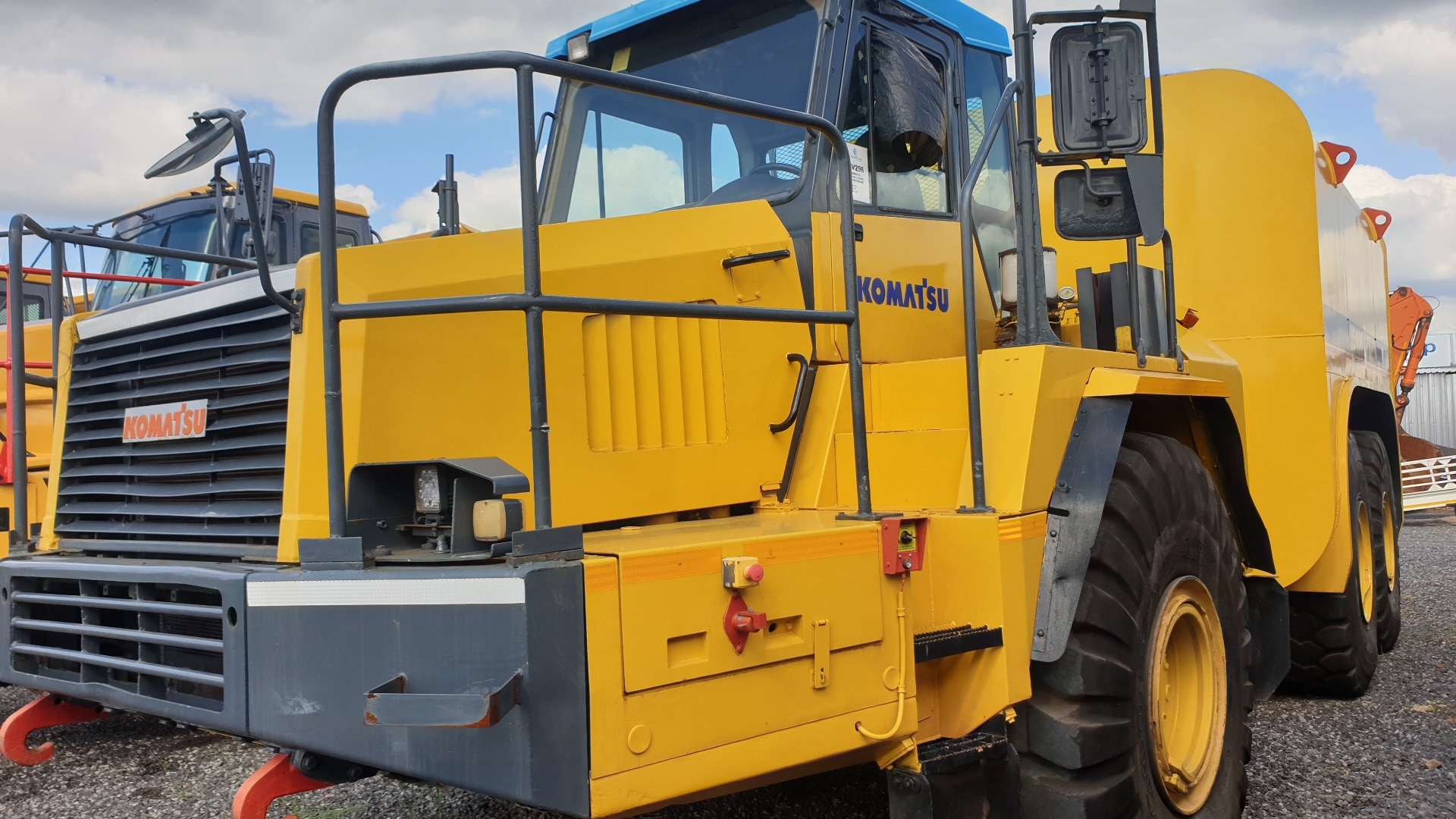 Other Water tankers KOMATSU HM400 1 35000L Bowser 2011 for sale by EARTHCOMP | Truck & Trailer Marketplaces