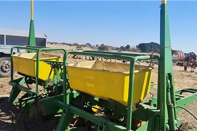 Planting and Seeding Equipment 4 Row John Deere Finger Planter