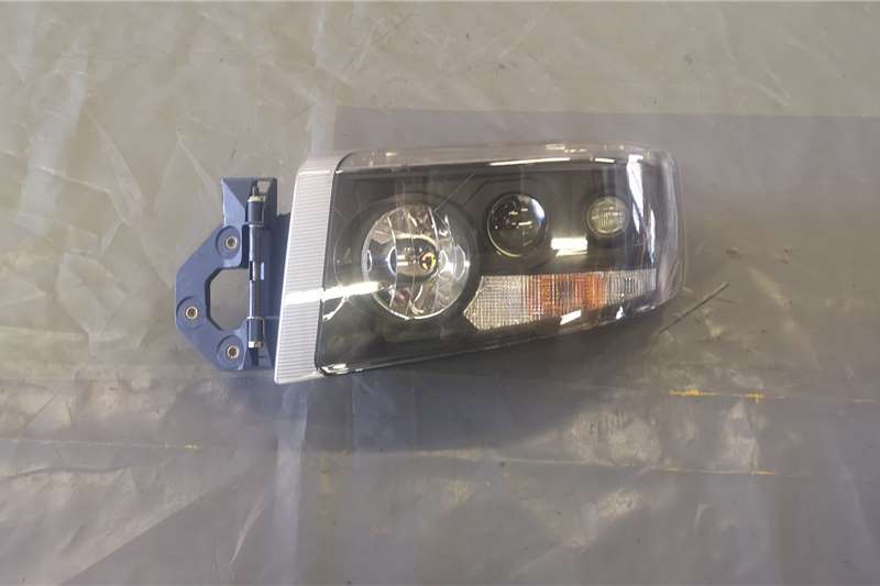 Renault Truck spares and parts Truck lights Renault C440 Right Side Head Light for sale by Middle East Truck and Trailer   | Truck & Trailer Marketplace