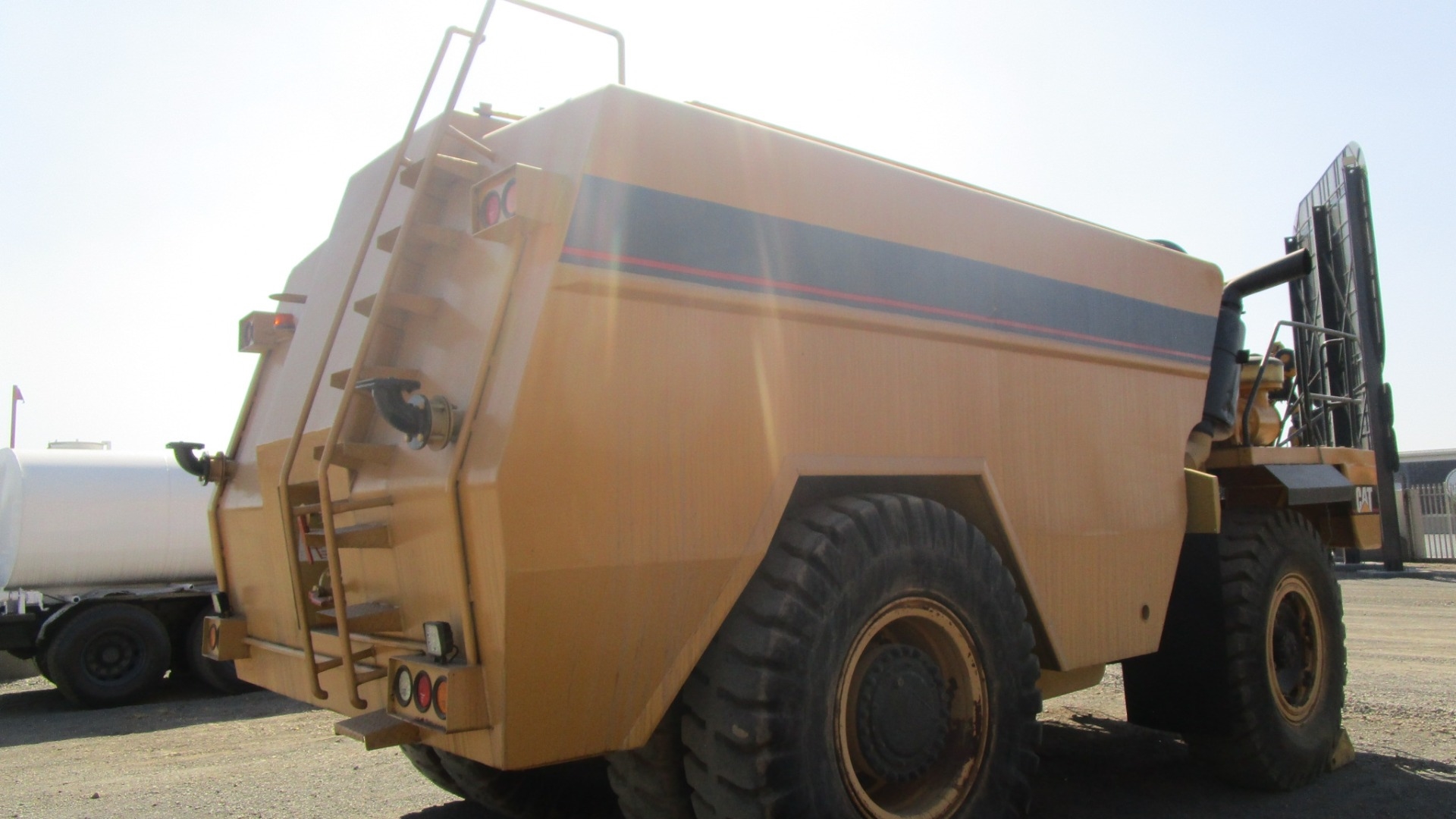 Caterpillar Water tankers 769C 1995 for sale by Dura Equipment Sales | Truck & Trailer Marketplaces