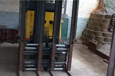 Forklifts 3 ton 2014