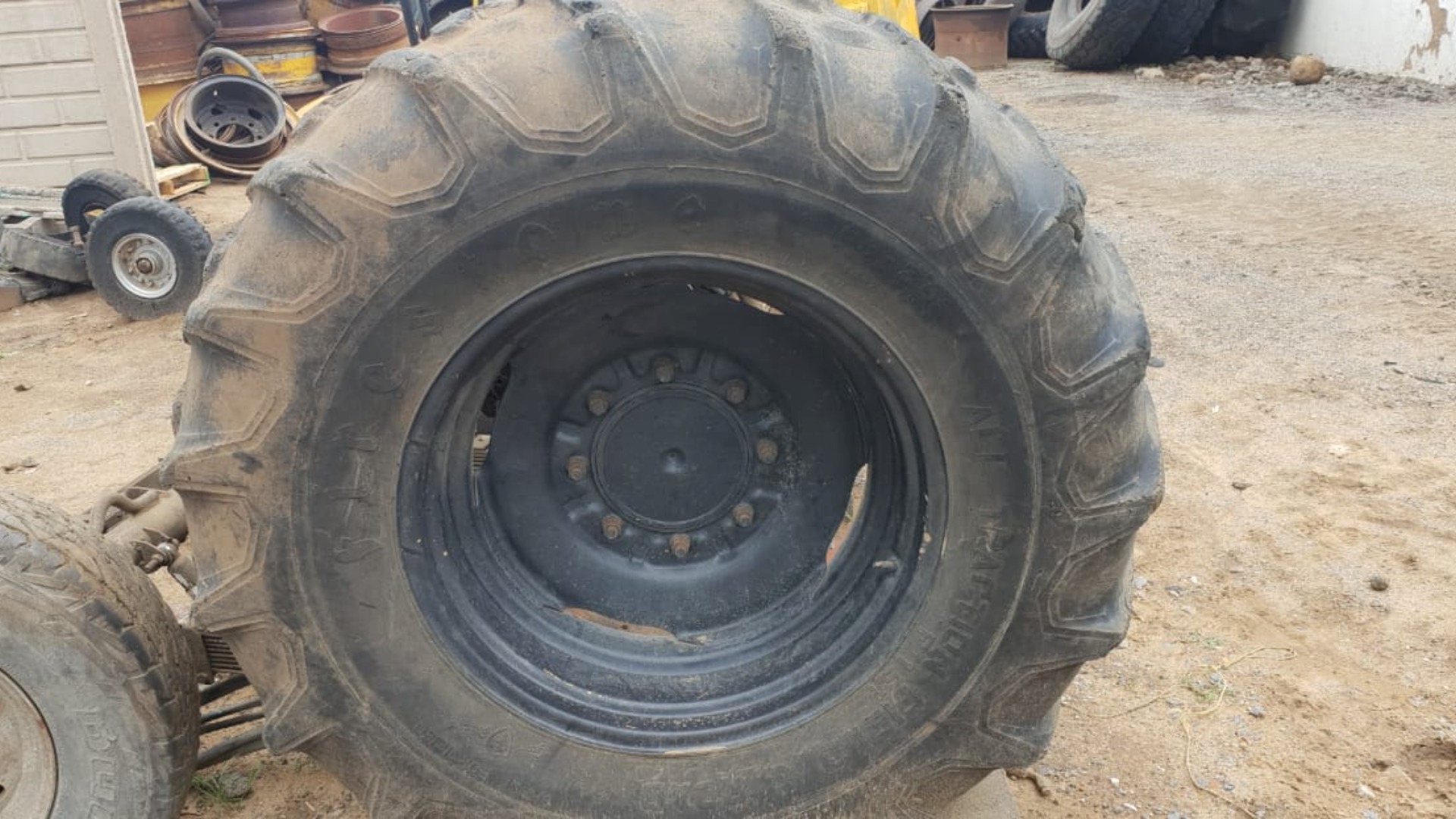 Agricultural trailers Carts and wagons Axle with Hydraulic Drivetrain for sale by Dirtworx | Truck & Trailer Marketplaces