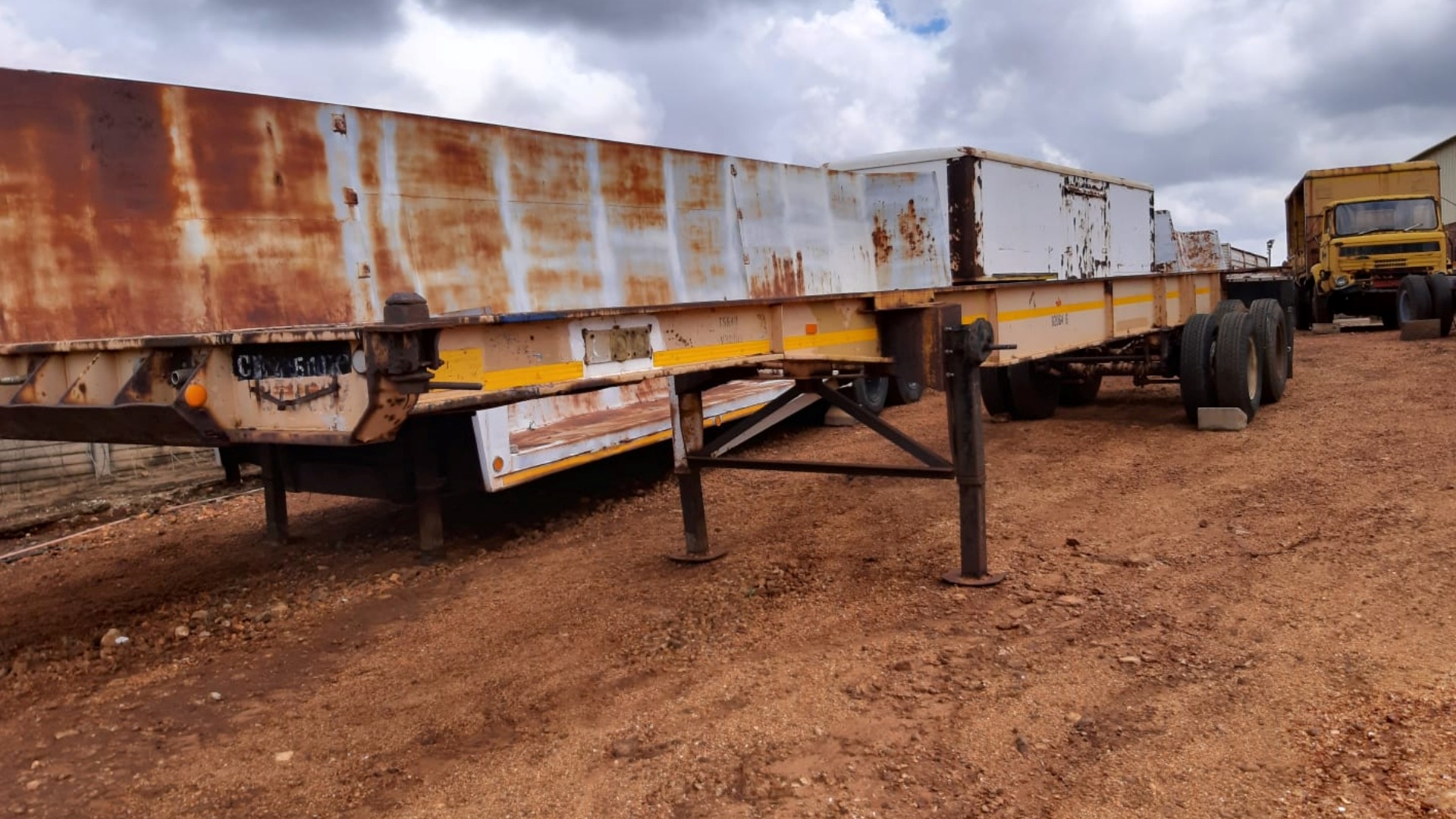 Custom Trailers 2 axle skeleton flatbed trailer brown 1977 for sale by Sino Plant | Truck & Trailer Marketplaces