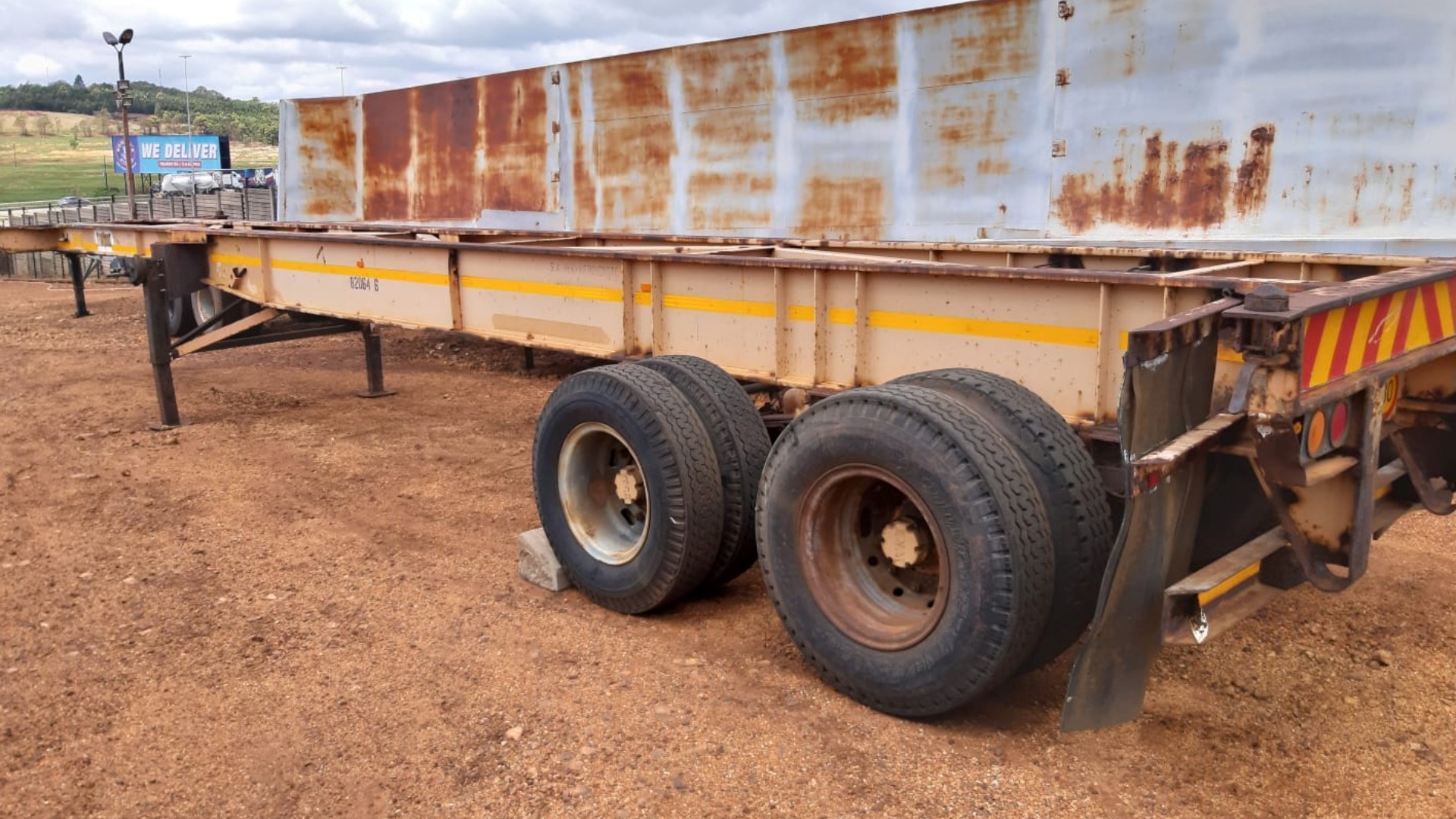 Custom Trailers 2 axle skeleton flatbed trailer brown 1977 for sale by Sino Plant | Truck & Trailer Marketplaces