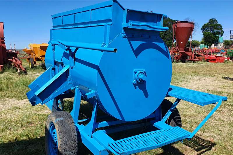 Other Feed wagons Blue Horizontal Feed mixer +  2 cube