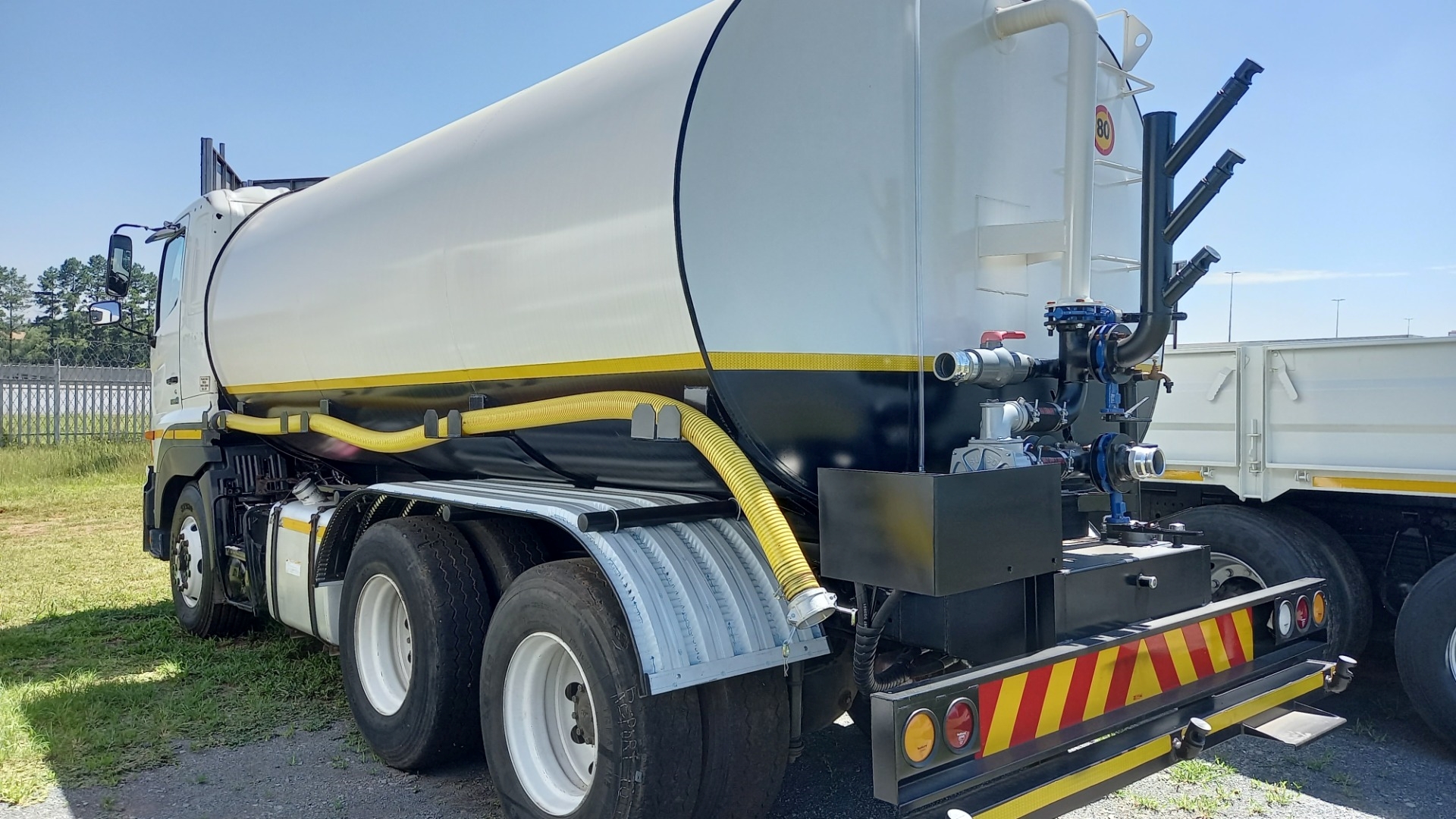 Hino Water bowser trucks 700 2841 16000Lt Water Tank 2016 for sale by 4 Ton Trucks | Truck & Trailer Marketplaces