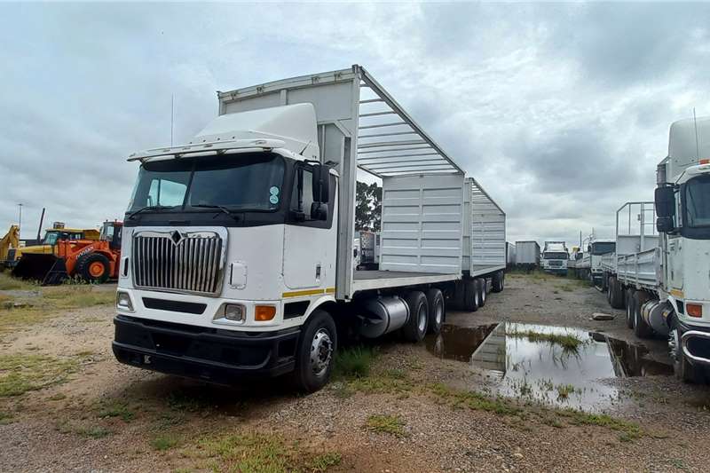 International Rigid truck Curtain side 9800I with Curtain side trailer
