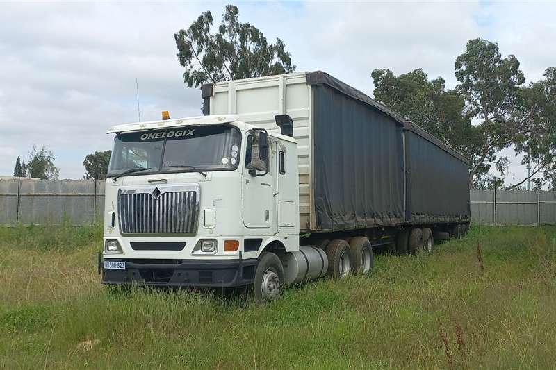 International Truck tractors Double axle 9800i with curtain side trailer