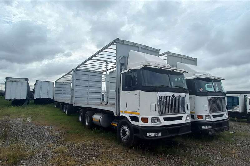 International Rigid truck Curtain side 9800i with curtain side trailer