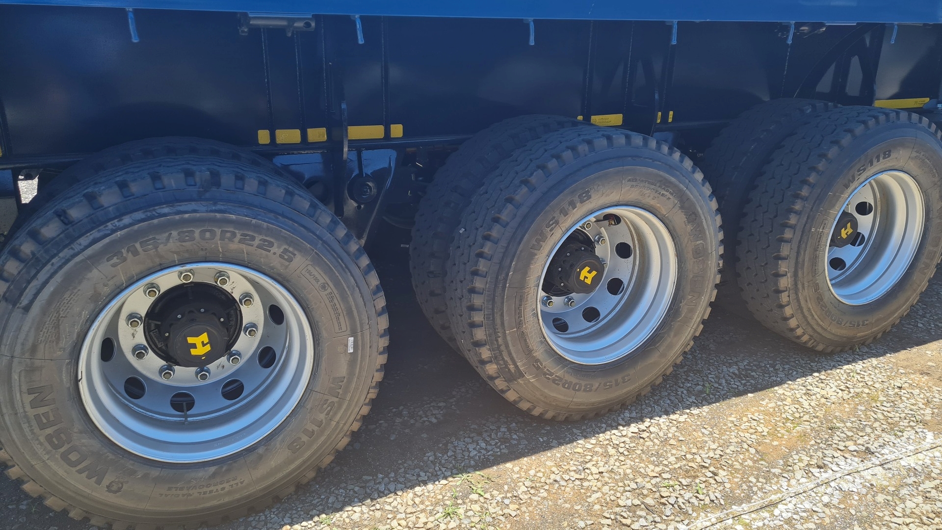 Henred Trailers Extendable Tridem extendible 2022 for sale by Benetrax Machinery | Truck & Trailer Marketplaces