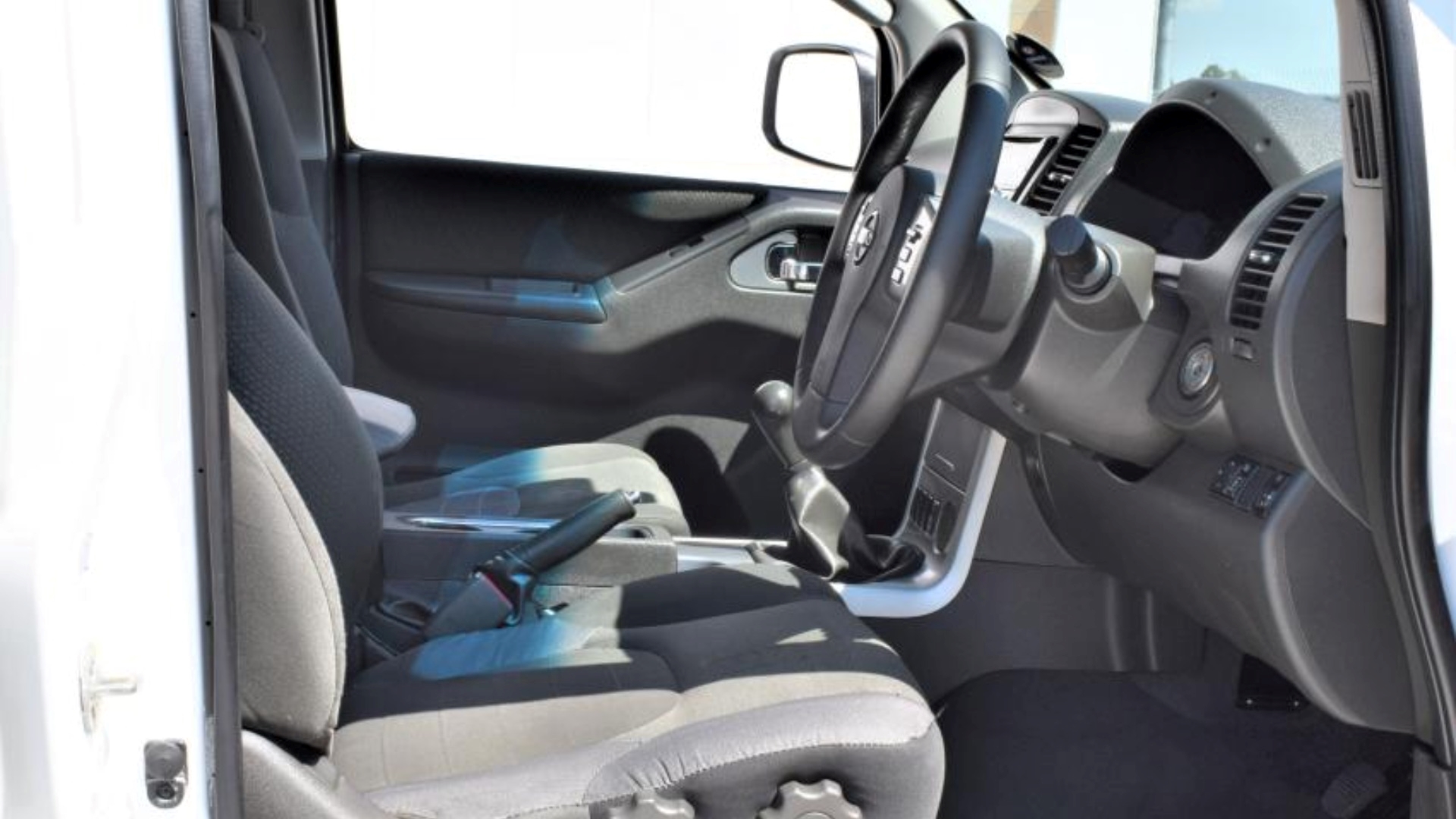 Nissan LDVs & panel vans Navara 2.5 dCi LE Double Cab 2014 for sale by Pristine Motors Trucks | Truck & Trailer Marketplaces