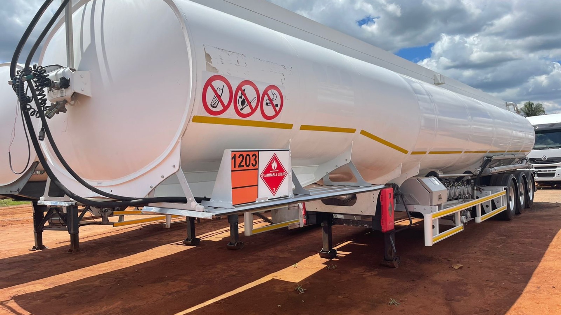 Henred Fuel tanker 2016 for sale by SA North Truck And Trailer | Truck & Trailer Marketplaces