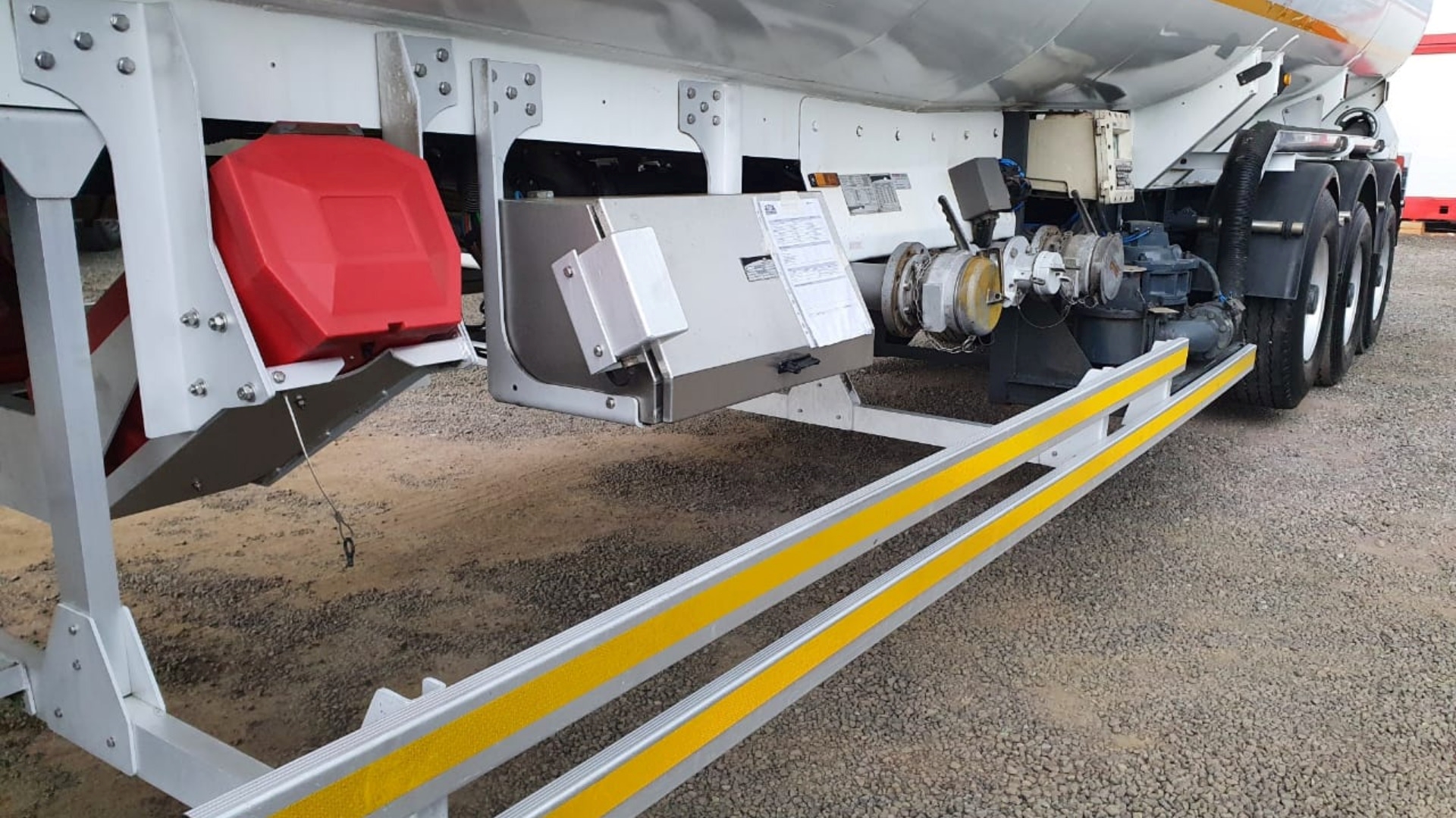 Tank Clinic Trailers Fuel tanker TANK CLINIC 49 000L TRI AXLE FUEL TANKER 2013 for sale by ZA Trucks and Trailers Sales | Truck & Trailer Marketplaces
