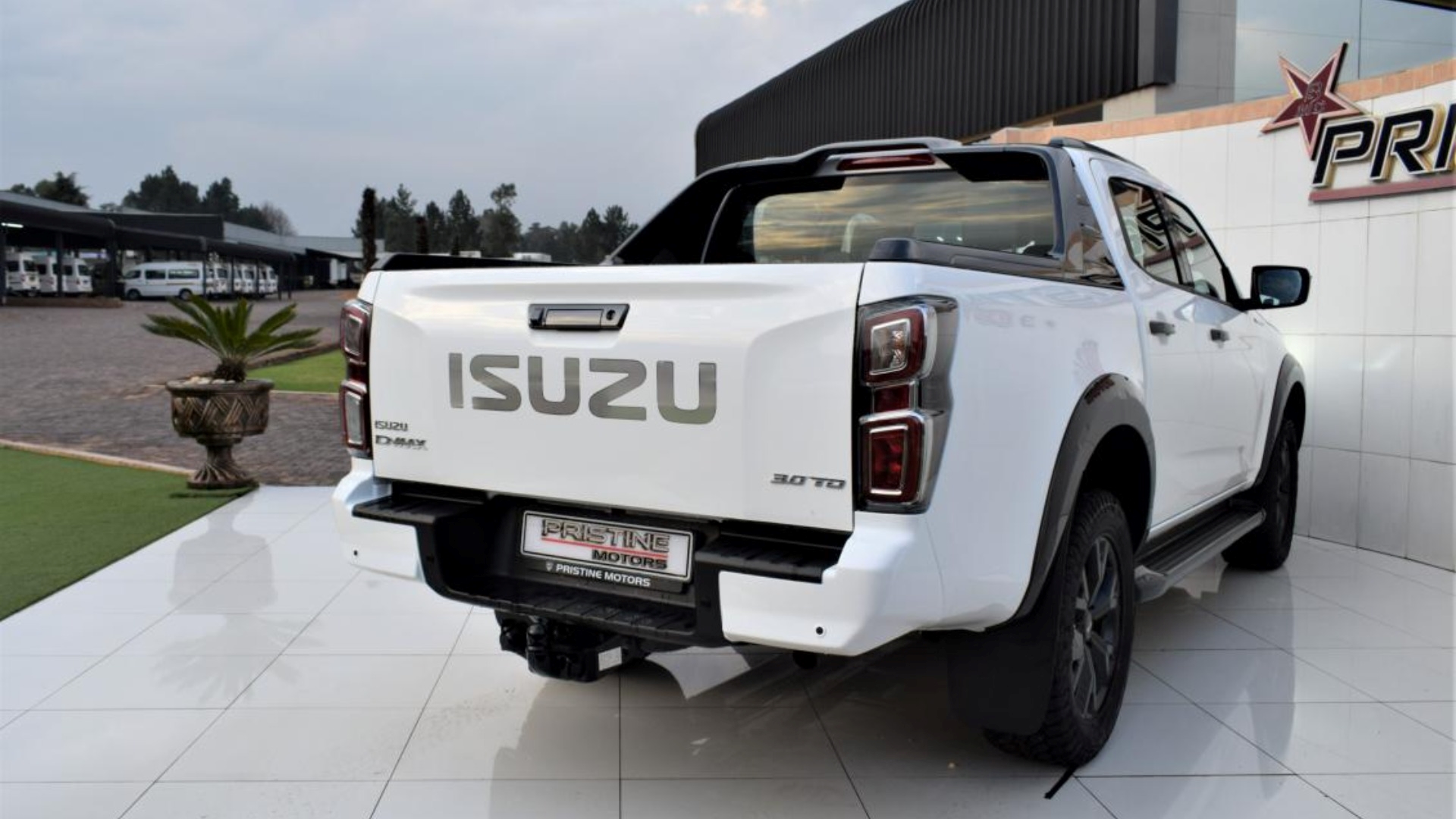 Isuzu LDVs & panel vans D Max 3.0 DDI V Cross HR Auto Double Cab 2022 for sale by Pristine Motors Trucks | Truck & Trailer Marketplaces