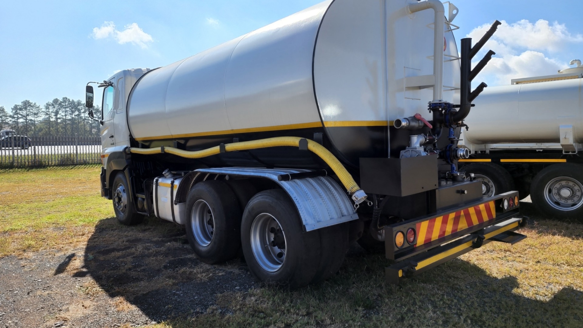 Hino Water bowser trucks 700 2841 16 000Lt Water Tanker 2016 for sale by 4 Ton Trucks | Truck & Trailer Marketplaces