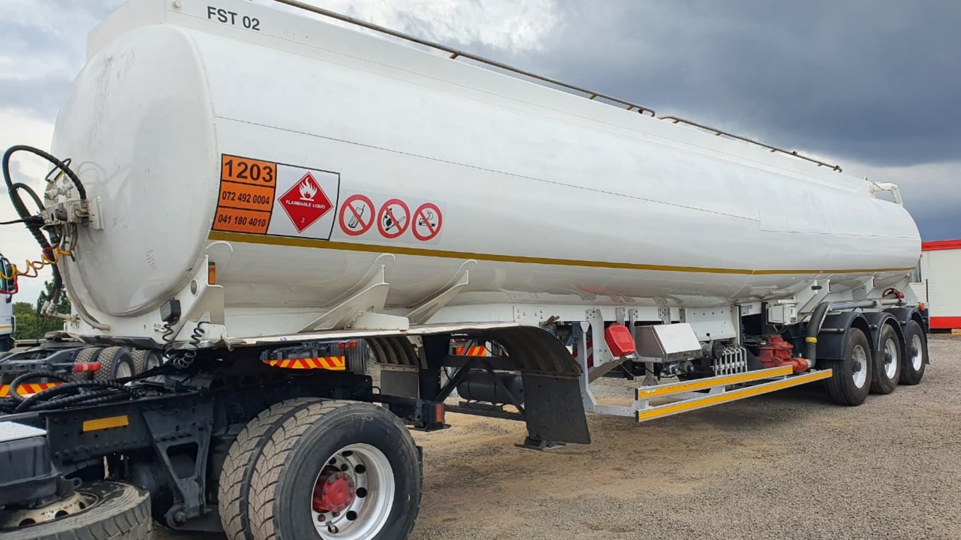 Tank Clinic Trailers Fuel tanker ATS & TANK CLINIC TRI AXLE ALUMINIUM FUEL TANKERS 2013 for sale by ZA Trucks and Trailers Sales | Truck & Trailer Marketplaces