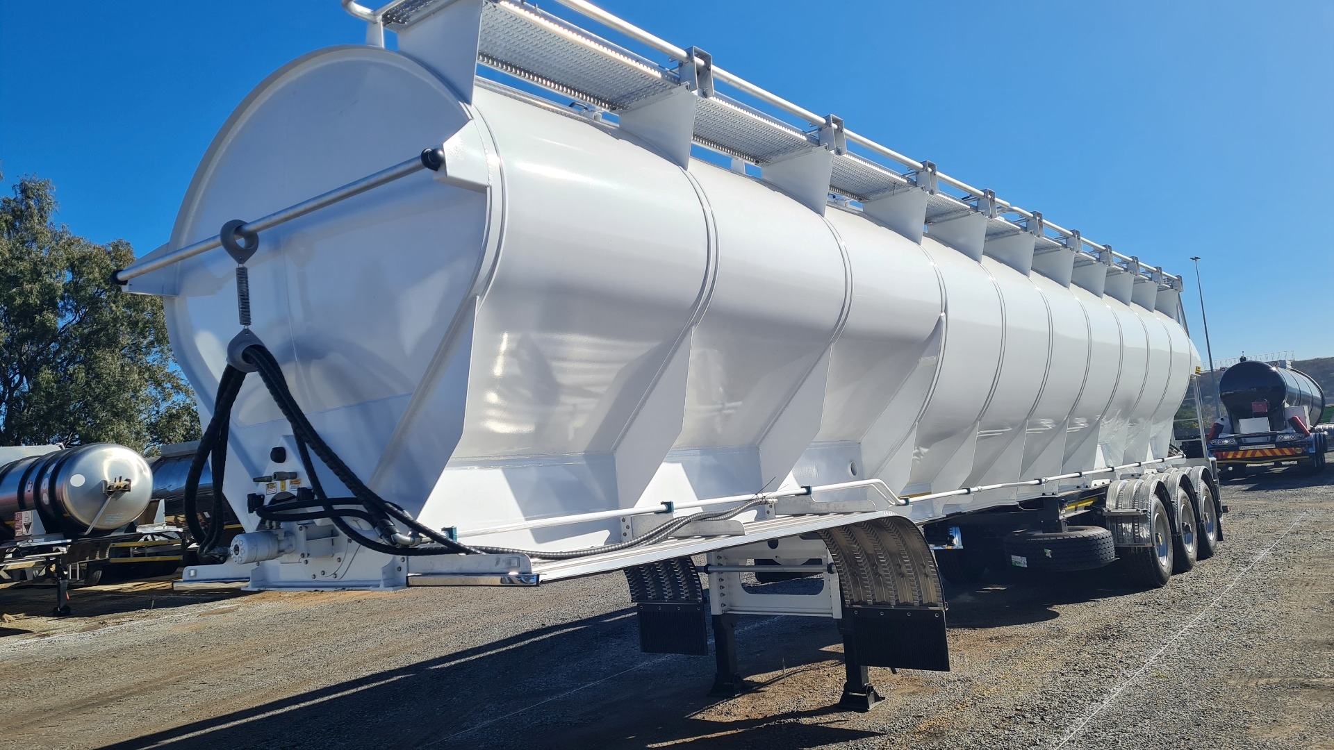 Henred Trailers Auger bulk trailer Auger Bulk tanker 2022 for sale by Benetrax Machinery | Truck & Trailer Marketplaces