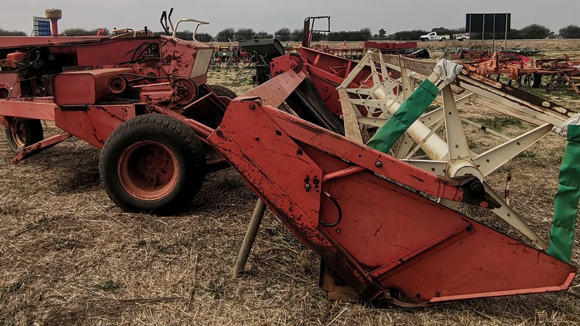Other Tractors Other tractors Hesston 420 Swather With Table for sale by N1 Tractors | AgriMag Marketplace