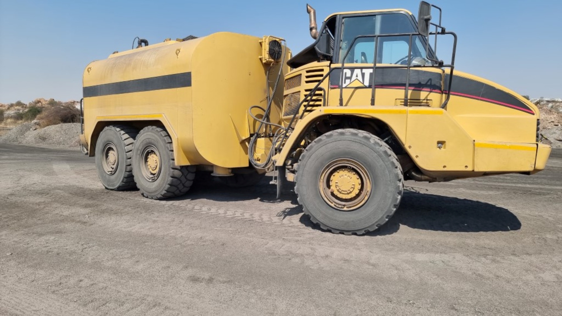 Caterpillar Dumpers 725 Watertanker 23000 Litres 2005 for sale by Global Trust Industries | Truck & Trailer Marketplace