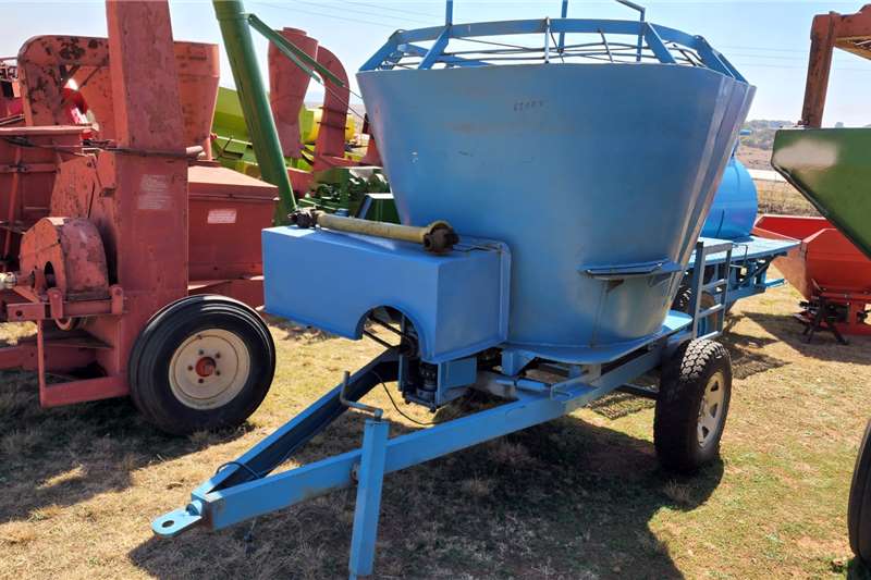 Agri Tech Feed wagons 1+ 1or 2 cube ROLO feed mixer