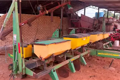 John Deere Planting and seeding equipment Drawn planters JD 1750 8 Row 76cm (Vinger) for sale by Discount Implements | AgriMag Marketplace