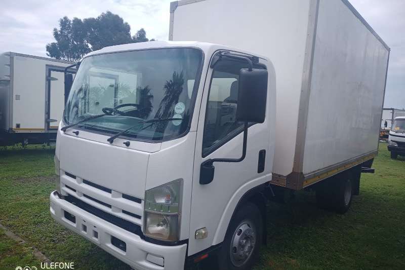 Isuzu Box trucks Isuzu npr 400 volume body truck 2014