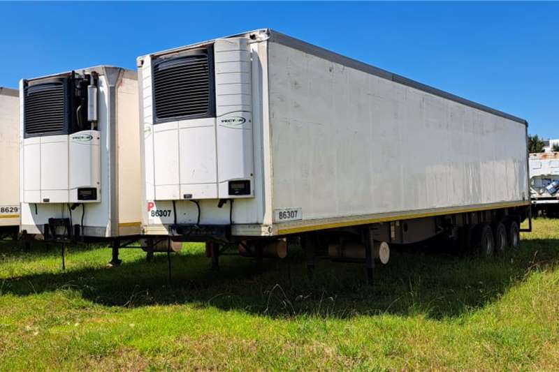Paramount Trailers Refrigerated trailer Tri  Axle Fridge body. Vector fridge unit 2015