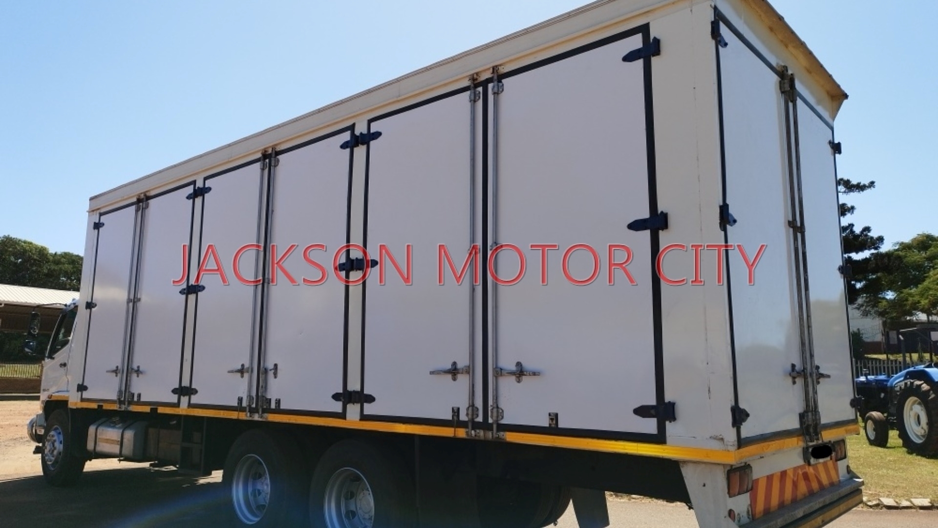 Mitsubishi Box trucks FUSO FN25 270 TAG AXLE VOLUME BODY 2016 for sale by Jackson Motor City | Truck & Trailer Marketplace