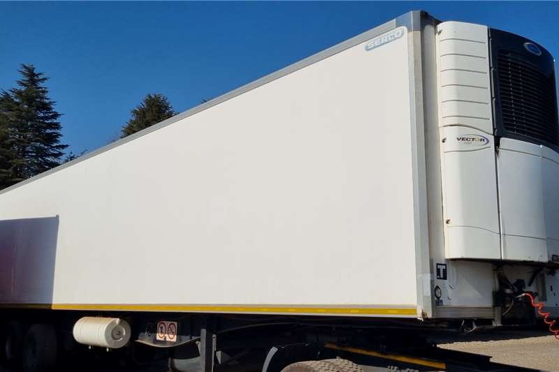 Henred Trailers Refrigerated trailer 30 Pallet Tri Axle Refrigerated Trailer with Unit 2010