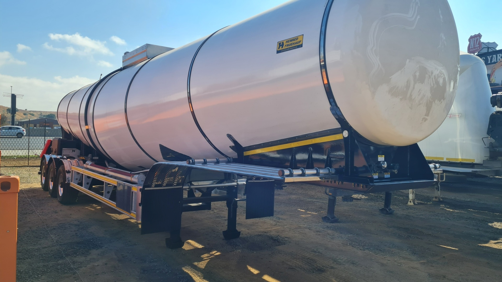 Henred Trailers Stainless steel tank HFO Tanker 38 000 lt Stainless 2023 for sale by Benetrax Machinery | Truck & Trailer Marketplace