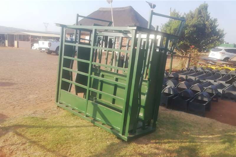 Livestock Other livestock Cattle working crate with body clamp complete with for sale by LEVANTE FARMING | AgriMag Marketplace