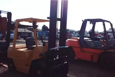 Forklifts 2.5 Ton (3 stage boom)