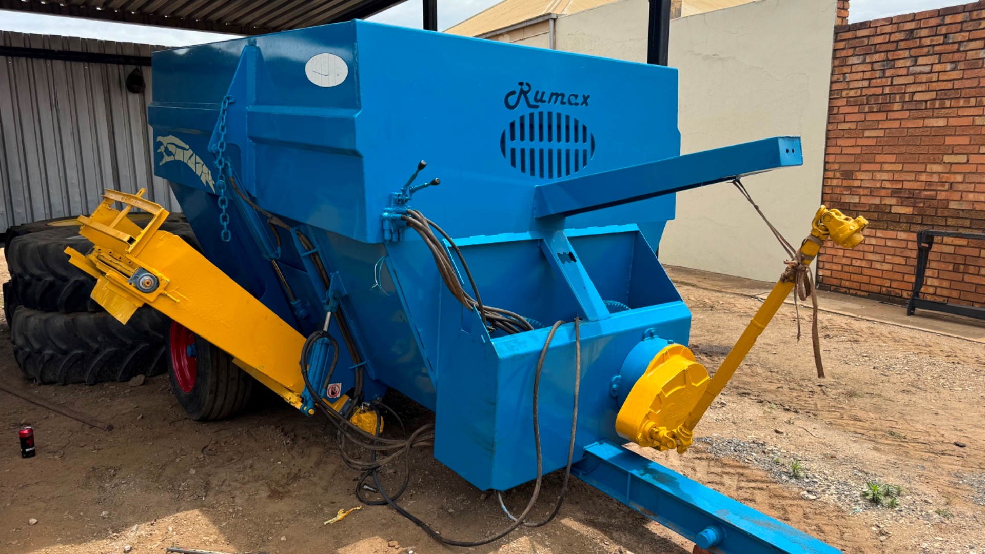 Feed Mixer Feed wagons Rumax 8 Cube Feedmixer for sale by Discount Implements | AgriMag Marketplace