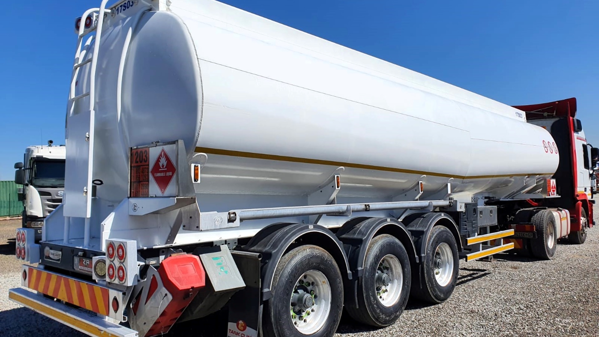 Tank Clinic Fuel tanker TANK CLINIC TRI AXLE ALLUMINIUM FUEL TANKER 2017 for sale by ZA Trucks and Trailers Sales | Truck & Trailer Marketplace