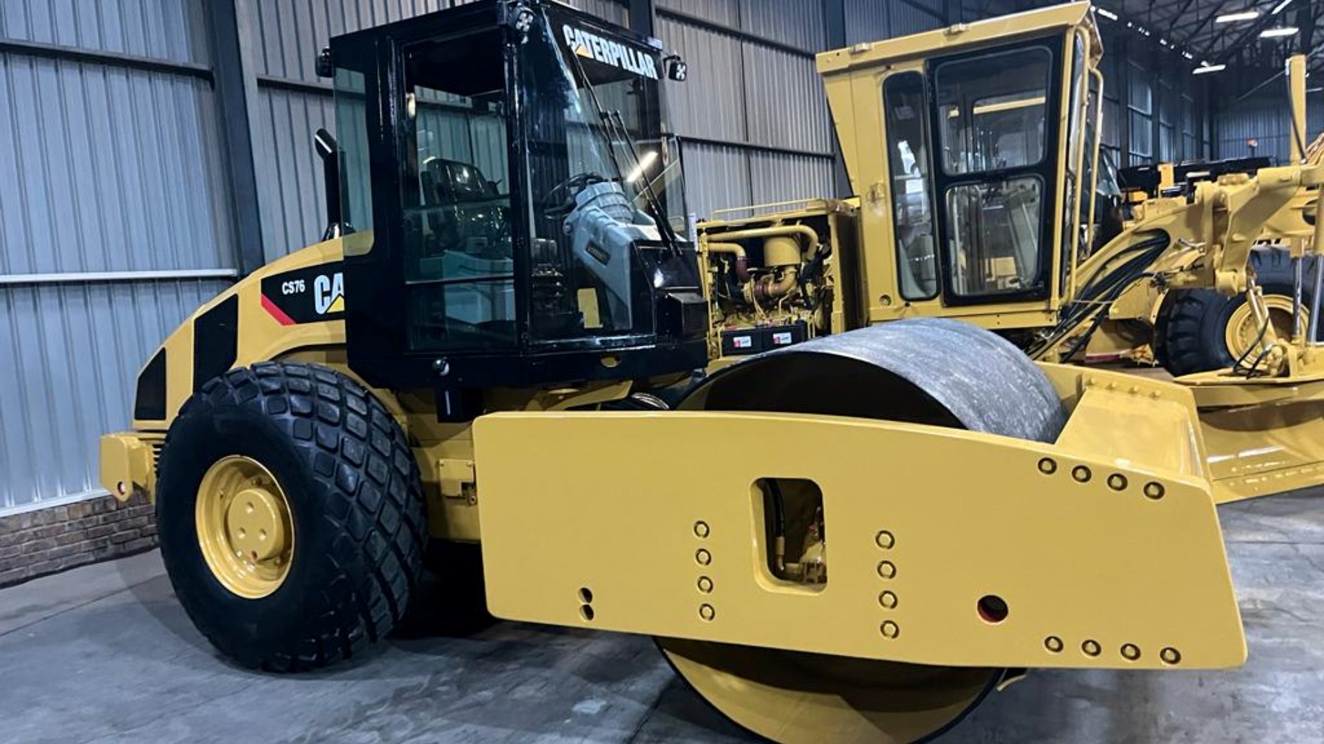 Caterpillar Rollers Caterpillar CS76 (16 Ton) Smooth Drum Roller for sale by ARCH EQUIPMENT SALES CC | Truck & Trailer Marketplace