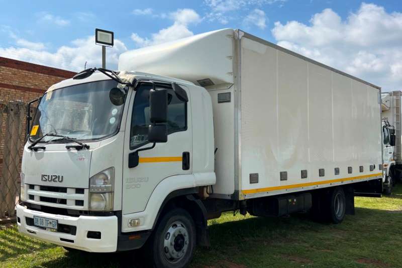 Isuzu Box trucks ISUZU FSR 800 CLOSED BODY TRUCK 2015