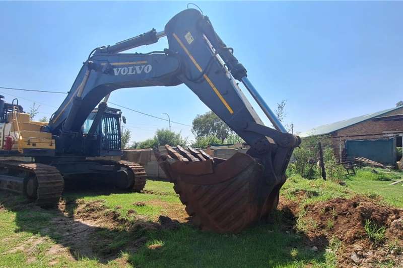 [make] Excavators in South Africa on Truck & Trailer Marketplace