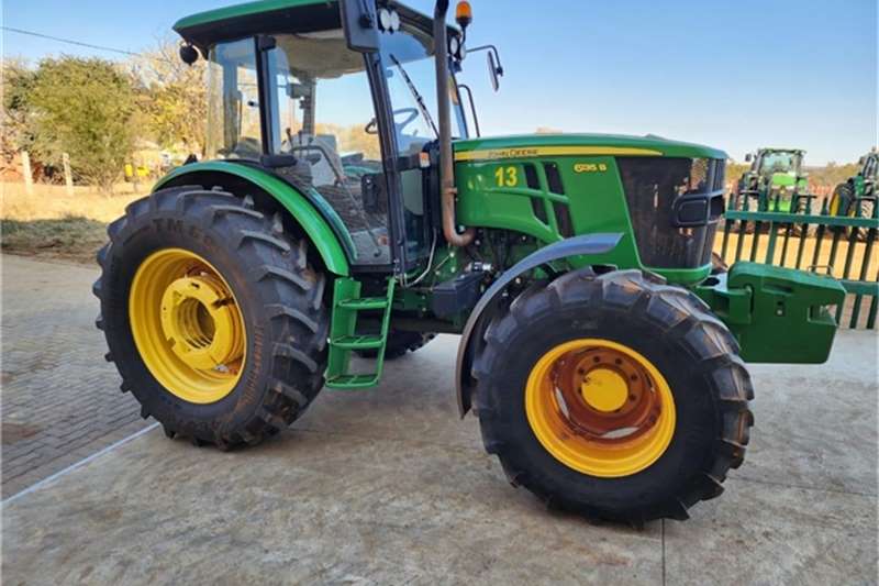 John Deere Tractors 6135B 2022